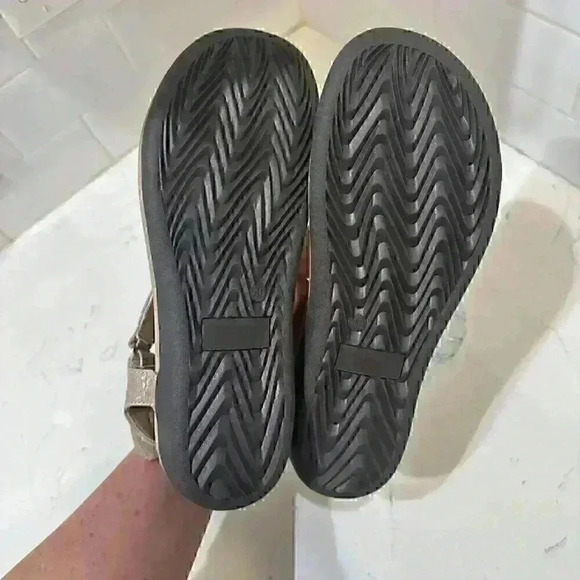 Sandals NWOB women’s 9 cushioned adjustable Beige Sz:40 - Picture 9 of 10